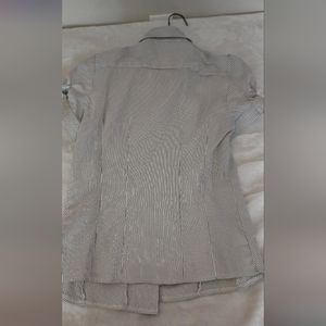 Im selling a button down shirt